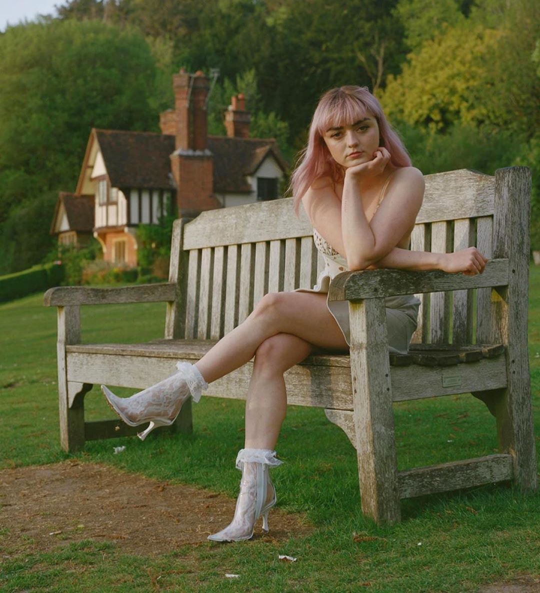 Девушка без границ: звезда "Игры престолов" снялась в стильной фотосессии для глянца