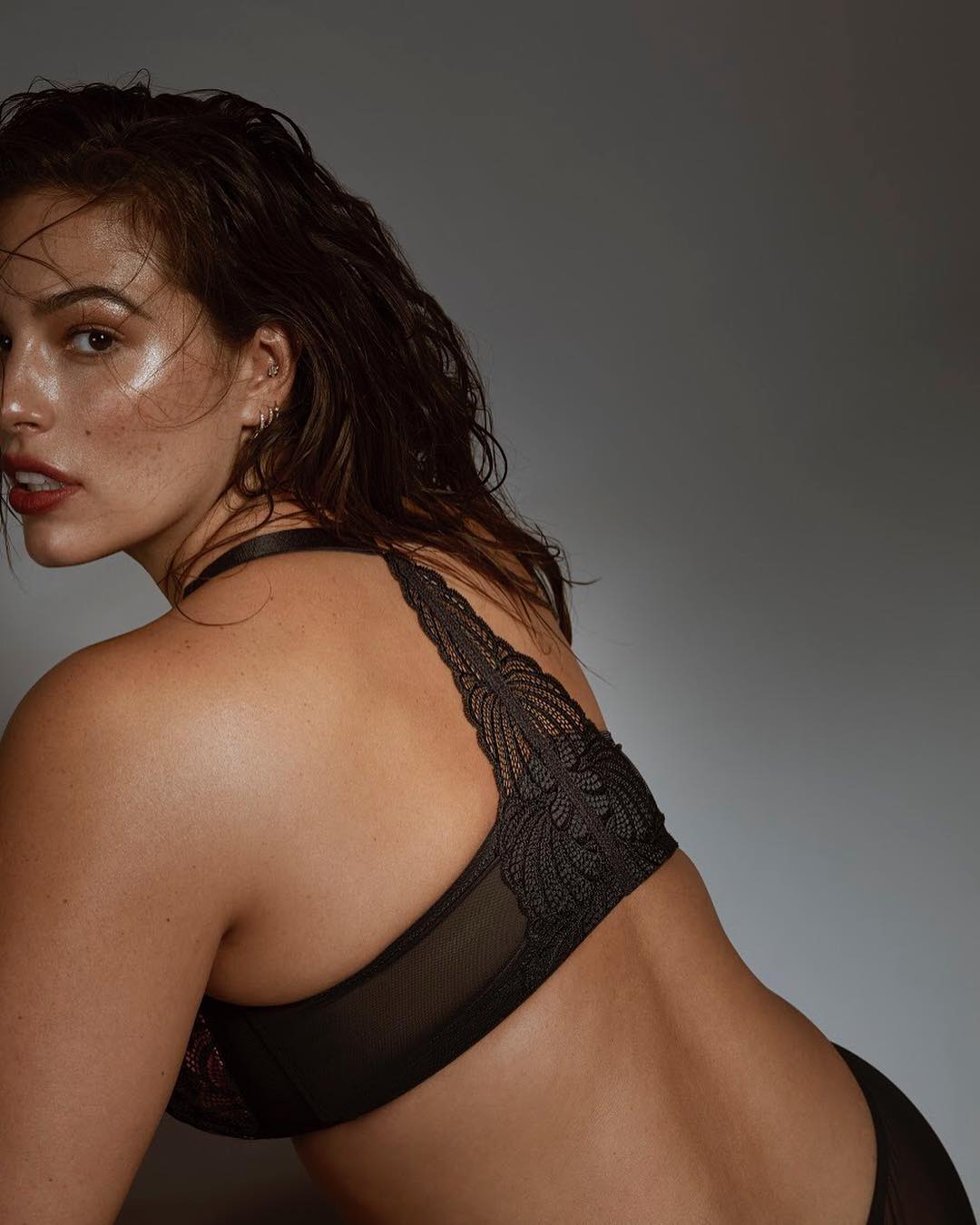 Нема чого приховувати: знаменита модель plus size показала пишні форми в нижній білизні