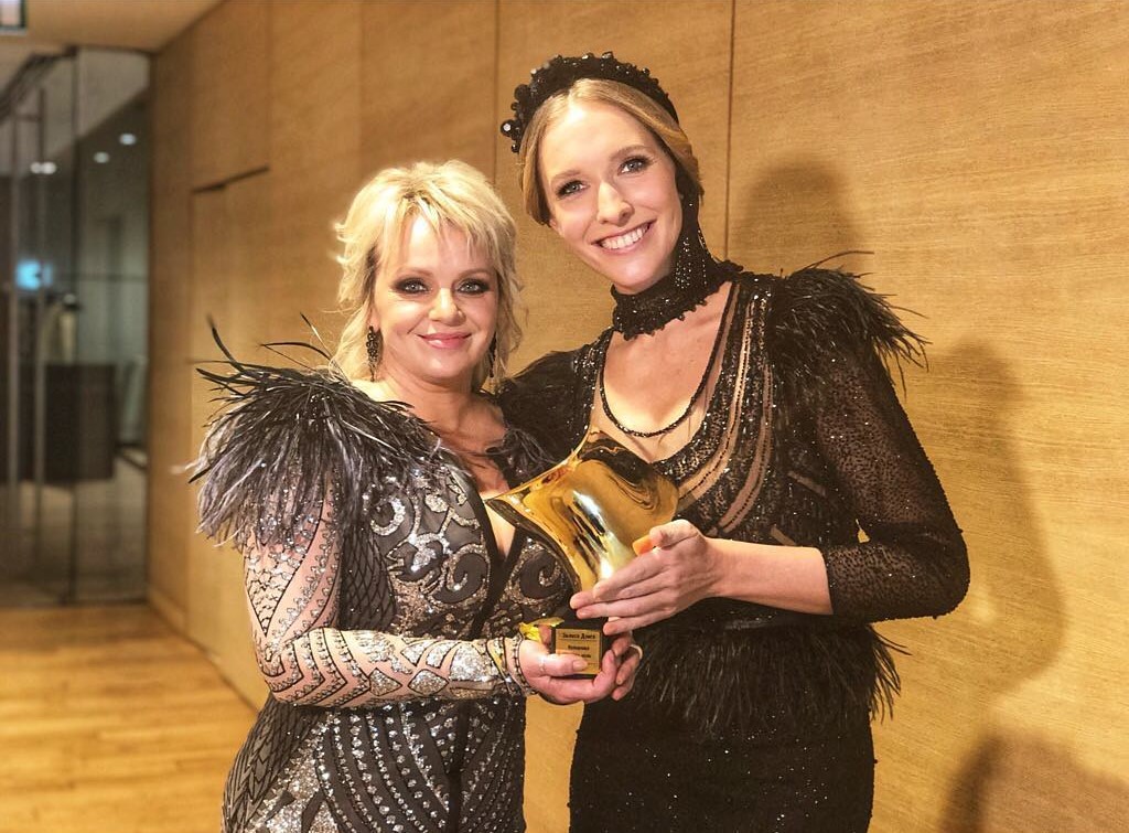 Сама елегантність: Катя Осадча захопила стильним total black образом на українській кінопремії