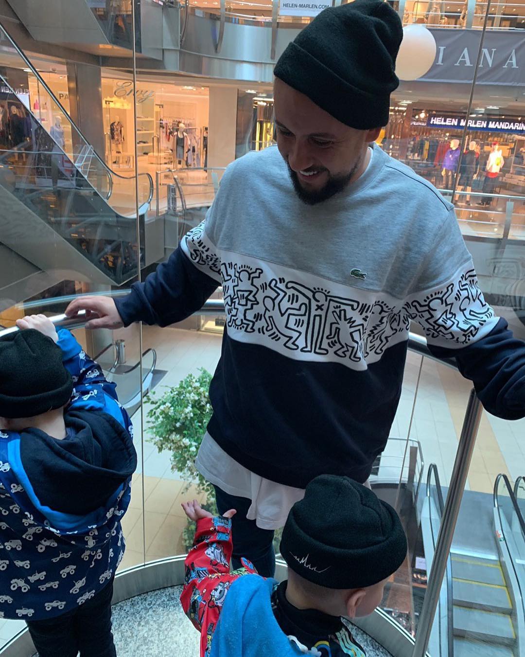 "Мини-копии папы": MONATIK умилил сеть фото с сыновьями