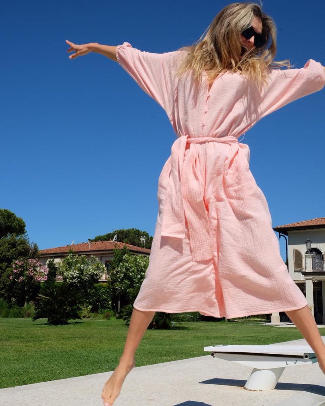 Лучезарная Вера Брежнева покорила эффектным образом на отдыхе в Италии