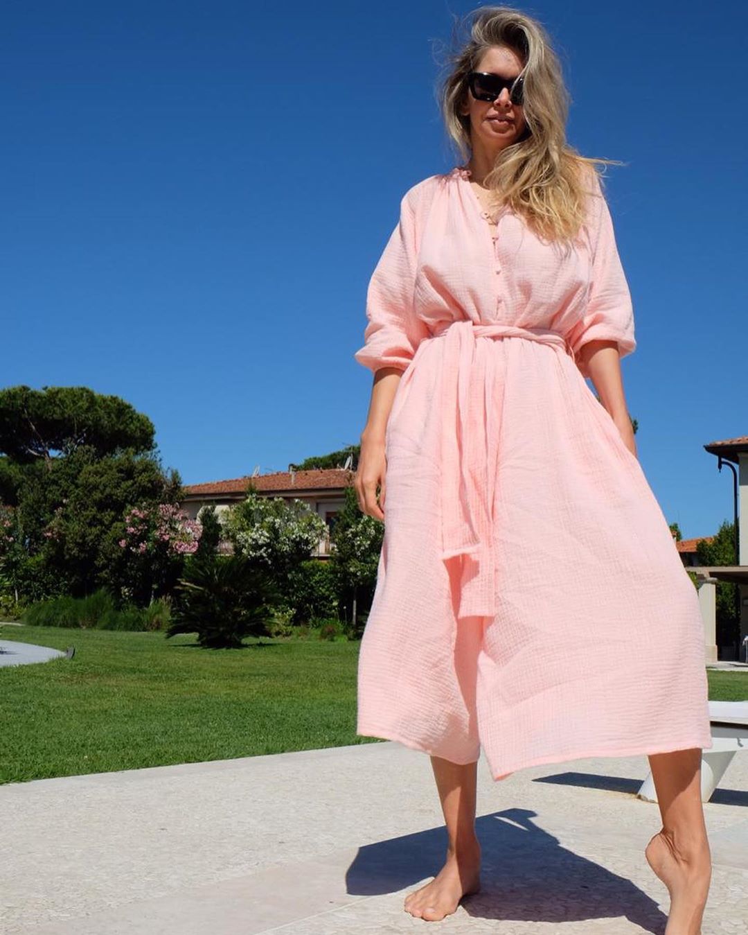 Лучезарная Вера Брежнева покорила эффектным образом на отдыхе в Италии