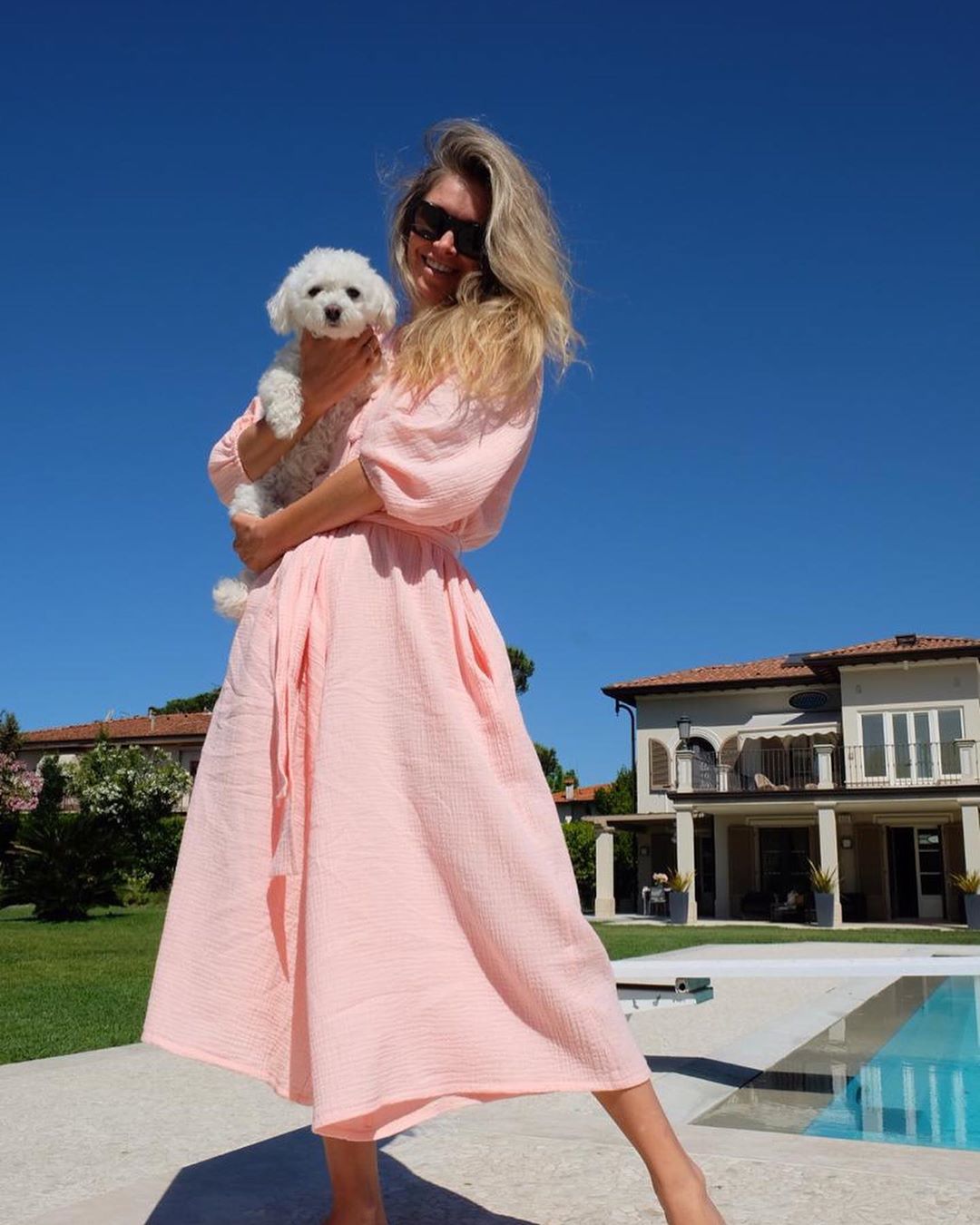 Лучезарная Вера Брежнева покорила эффектным образом на отдыхе в Италии