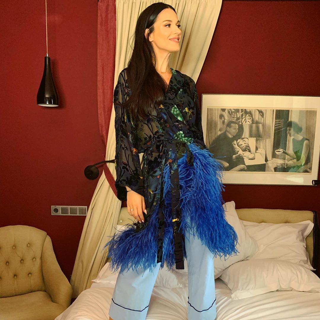 &quot;Женщина-загадка&quot;: Маша Ефросинина поразила постельными фото в ярком образе