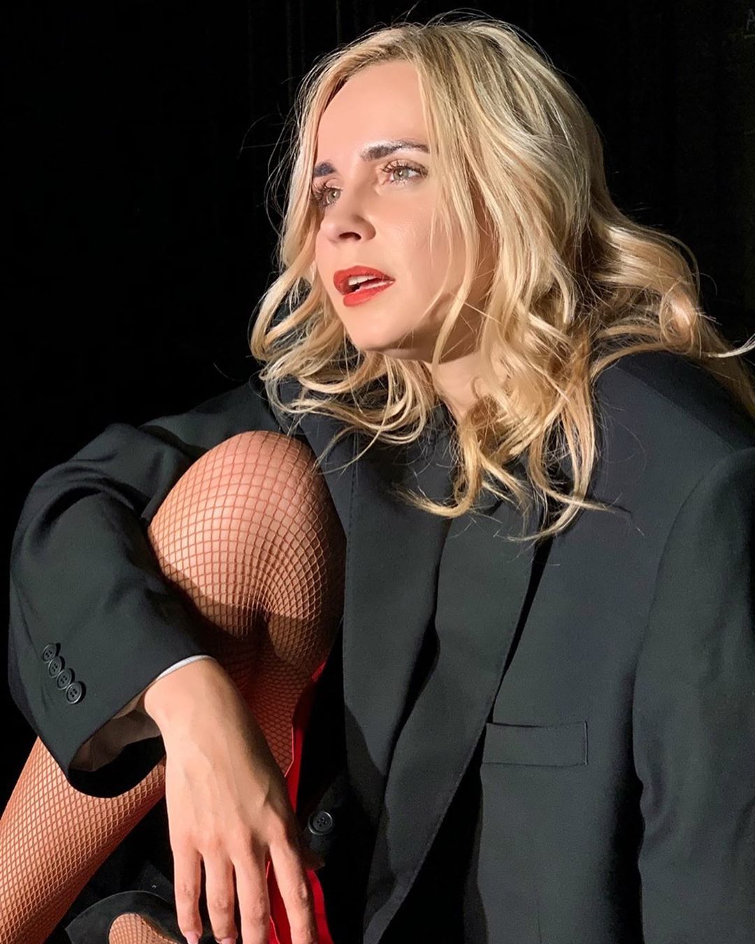 Пиджак и колготки в сетку: Лилия Ребрик показала свои &quot;закулисные будни&quot;