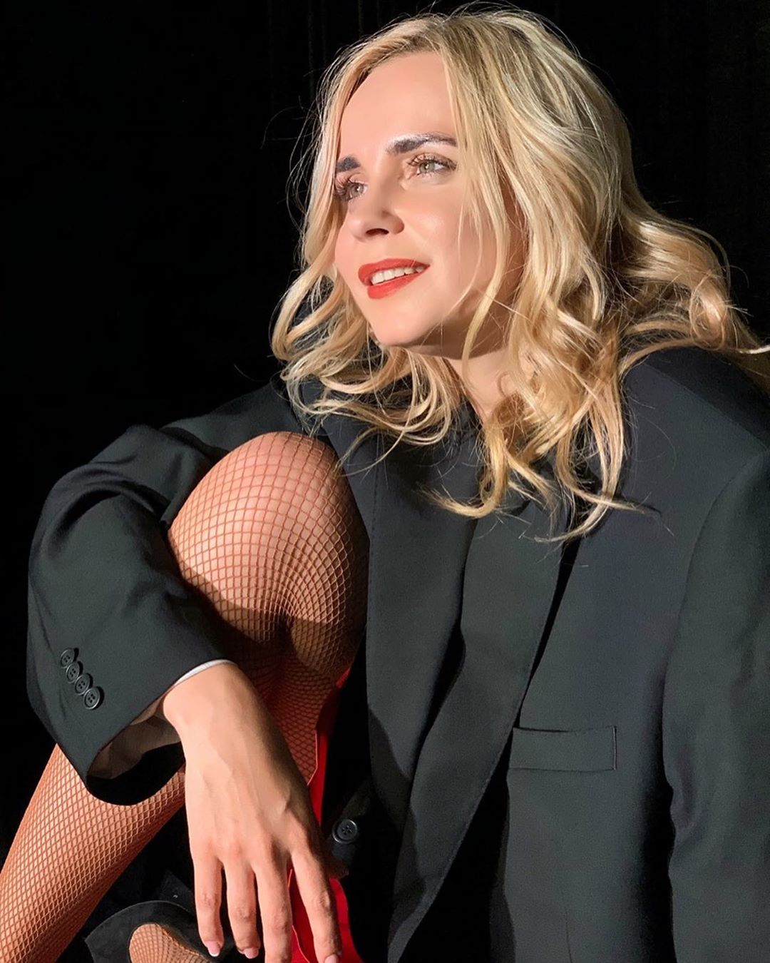 Пиджак и колготки в сетку: Лилия Ребрик показала свои &quot;закулисные будни&quot;