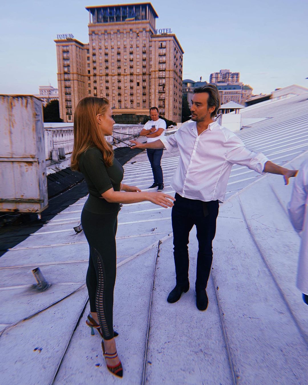 Бесстрашная Тина Кароль репетирует гимн Украины на крыше многоэтажки (фото)