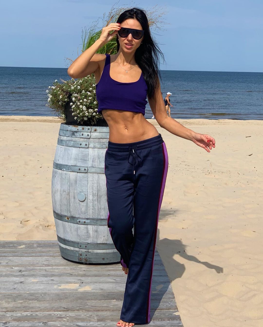 Ось це талія! Віка з НеАнгелів вразила витонченою фігурою в Юрмалі