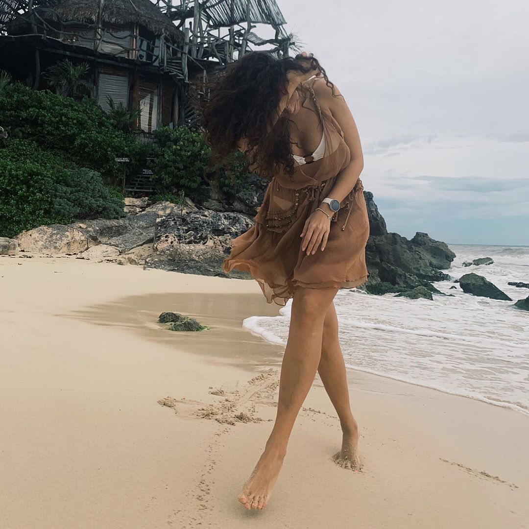 Светится от счастья: Настя Каменских похвасталась яркими фото у океана