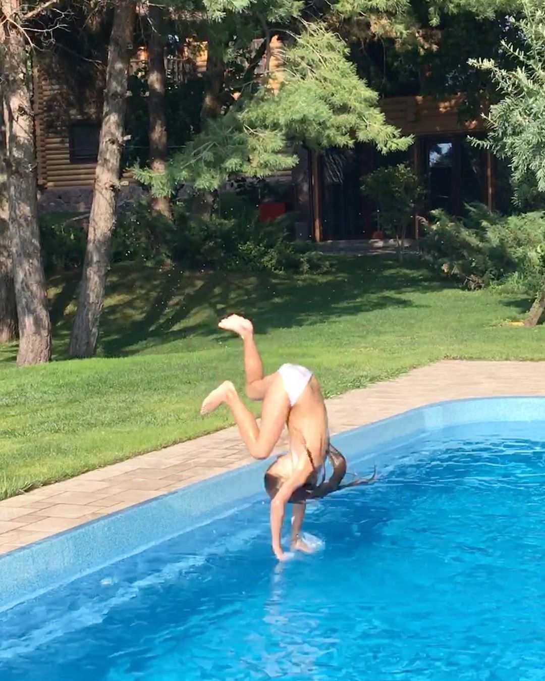 "Цирковая артистка": Оля Полякова показала впечатляющие трюки младшей дочки