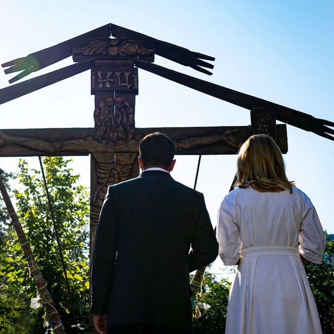 Леді в білому: Олена Зеленська вразила елегантним образом на День Незалежності