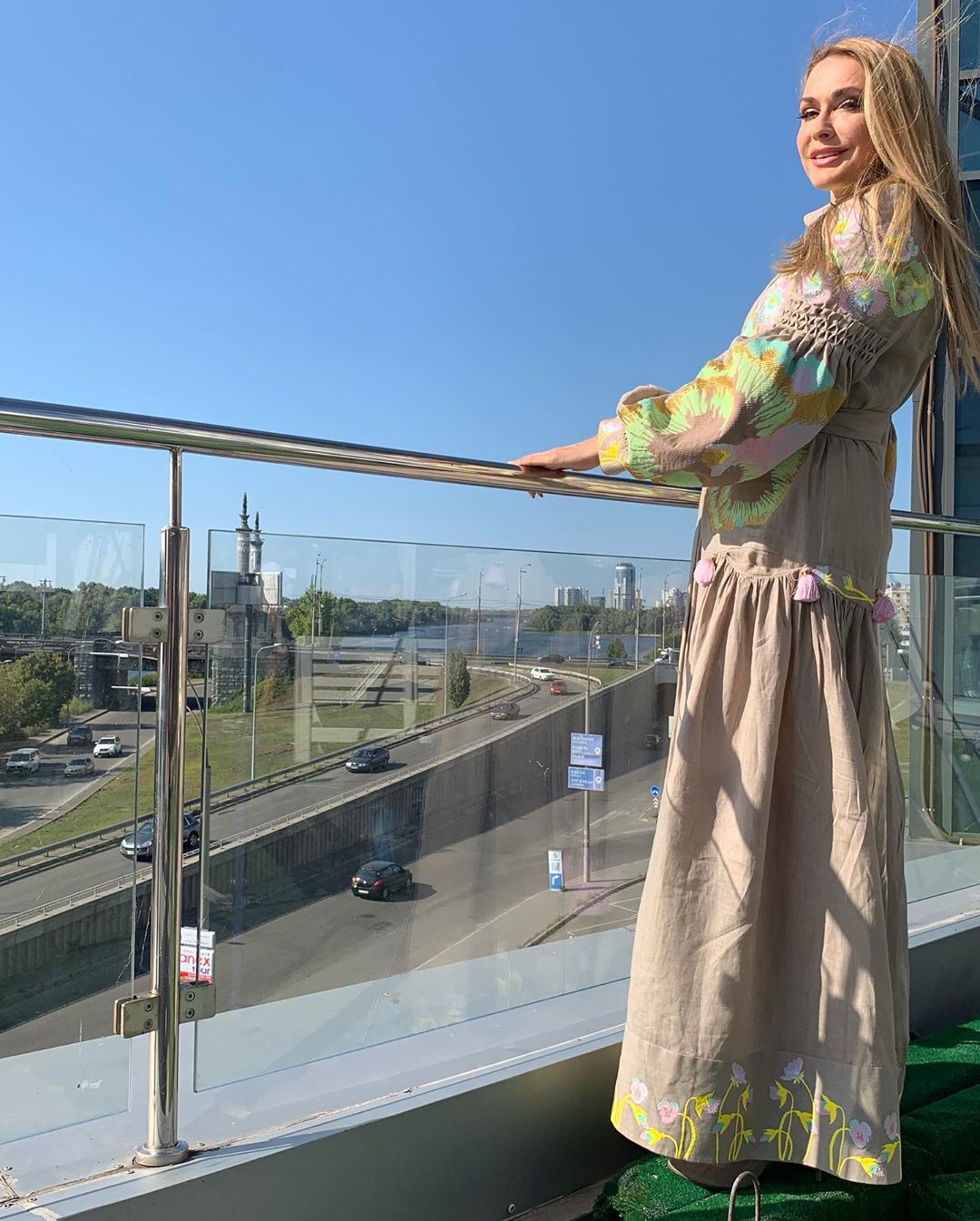 С годами еще прекрасней: Ольга Сумская в роскошном платье-вышиванке восхитила красотой