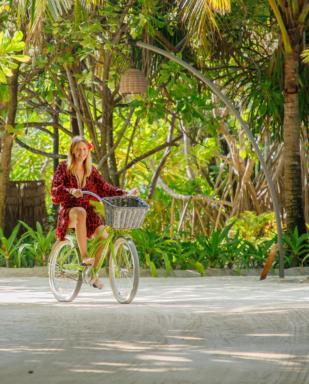 "Вот это уже экзотика": Никитюк в леопардовом платье активно провела время на острове