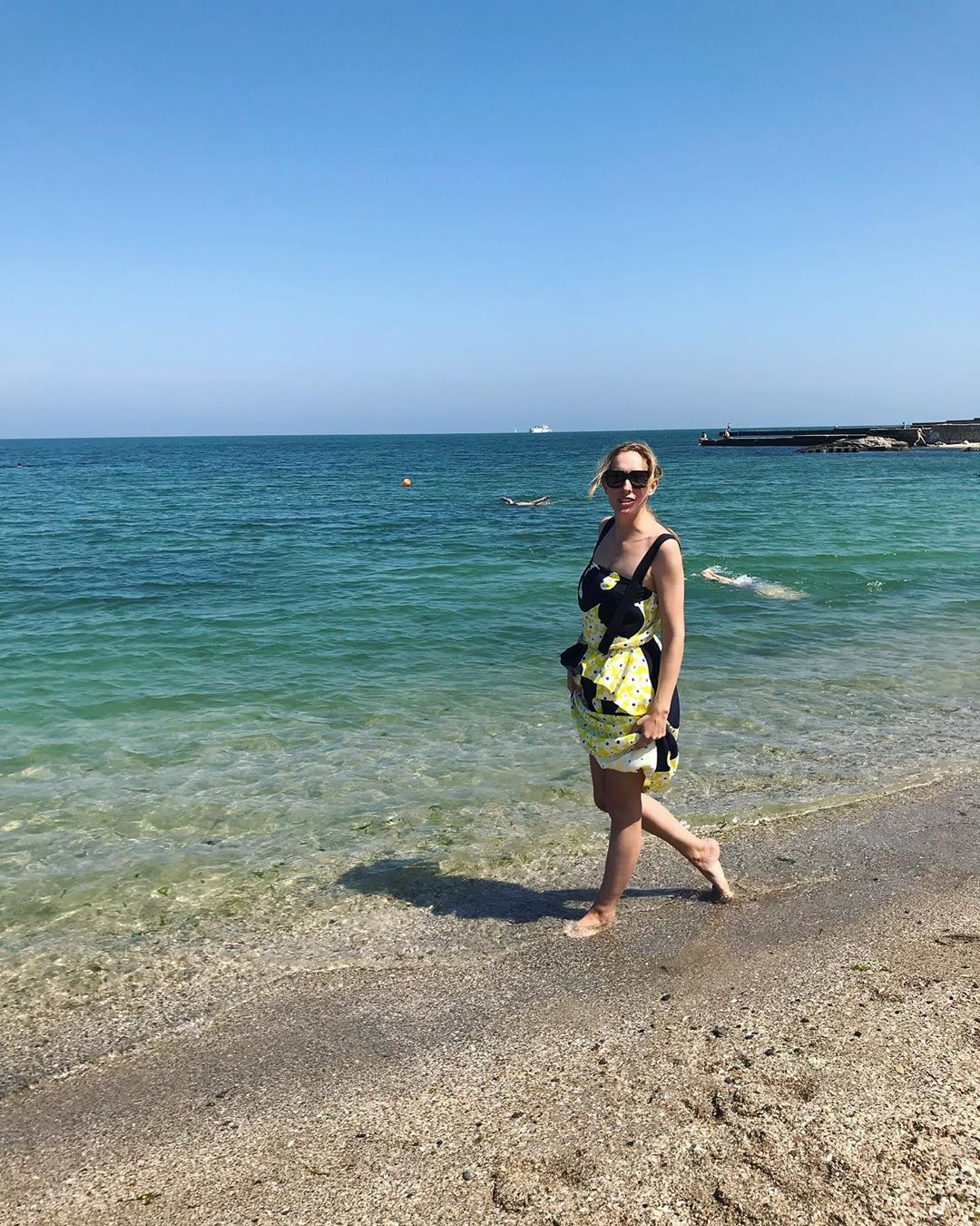 Открыла сезон: счастливая Катя Осадчая поделилась пляжными фото