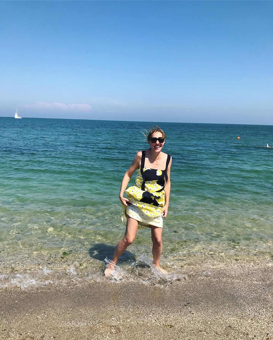 Открыла сезон: счастливая Катя Осадчая поделилась пляжными фото