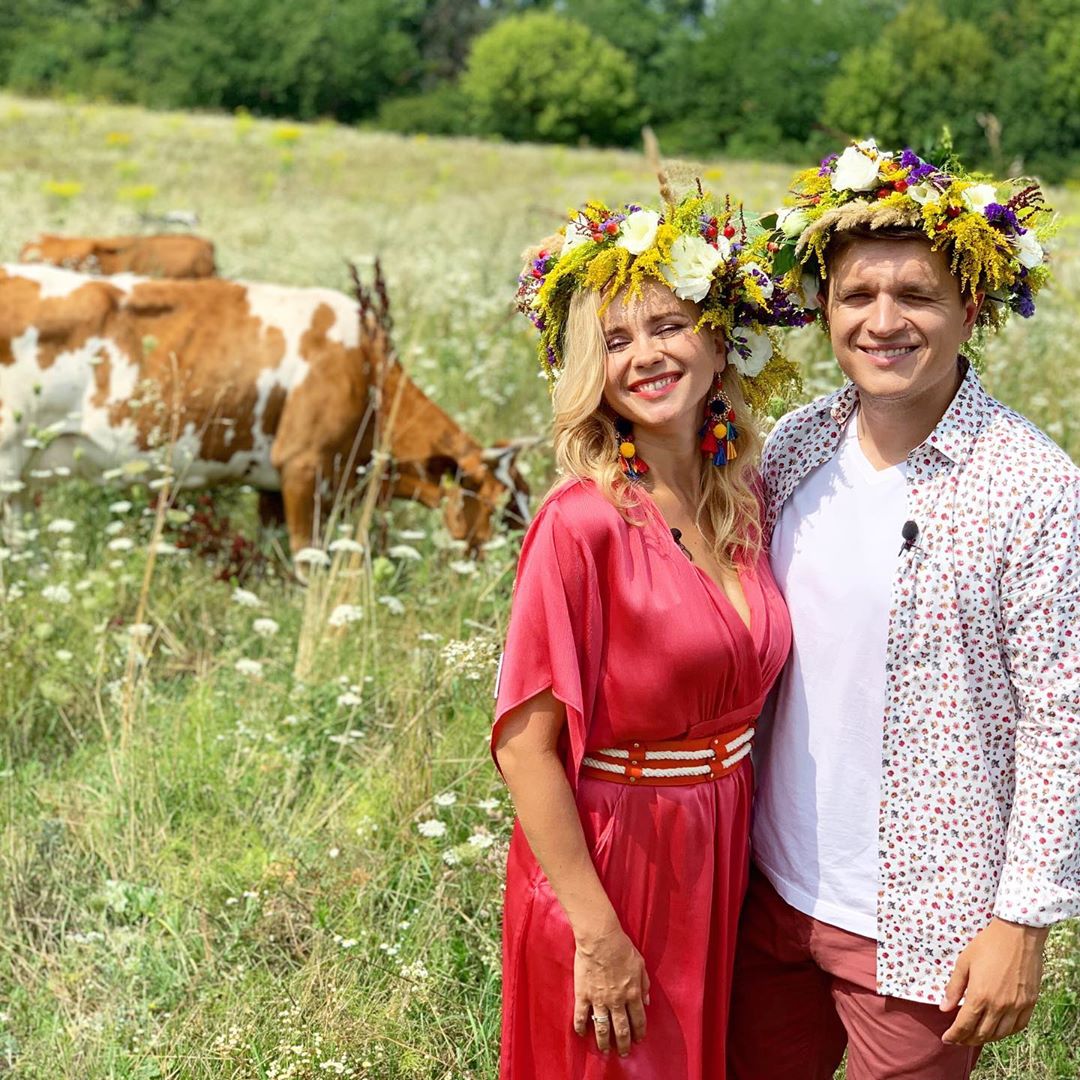 "Гарна україночка": Лілія Ребрик в вінку влаштувала яскраву фотосесію в полях