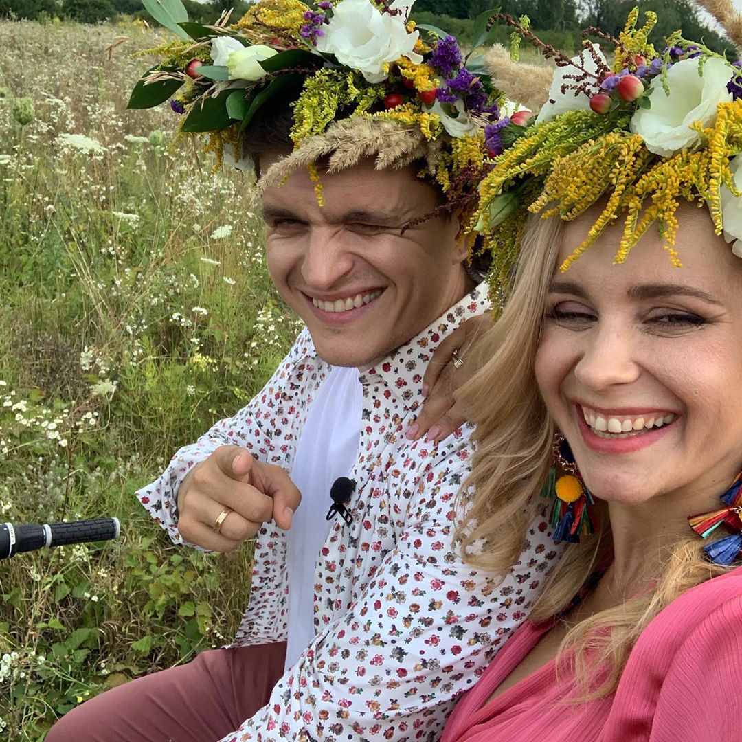 "Гарна україночка": Лілія Ребрик в вінку влаштувала яскраву фотосесію в полях