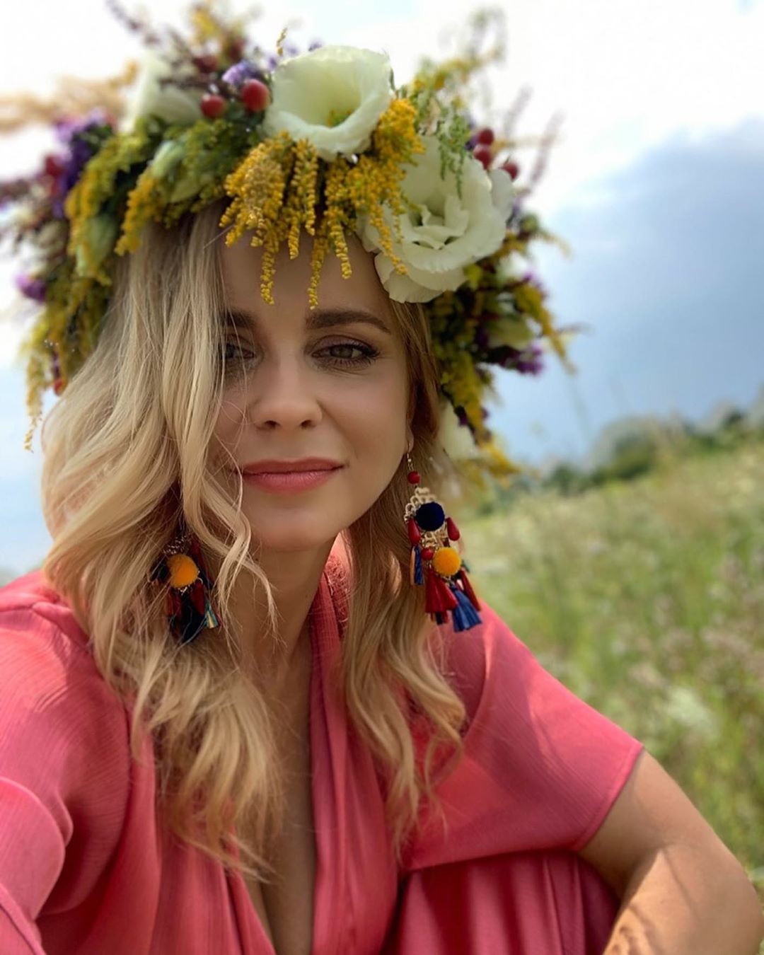 "Гарна україночка": Лілія Ребрик в вінку влаштувала яскраву фотосесію в полях