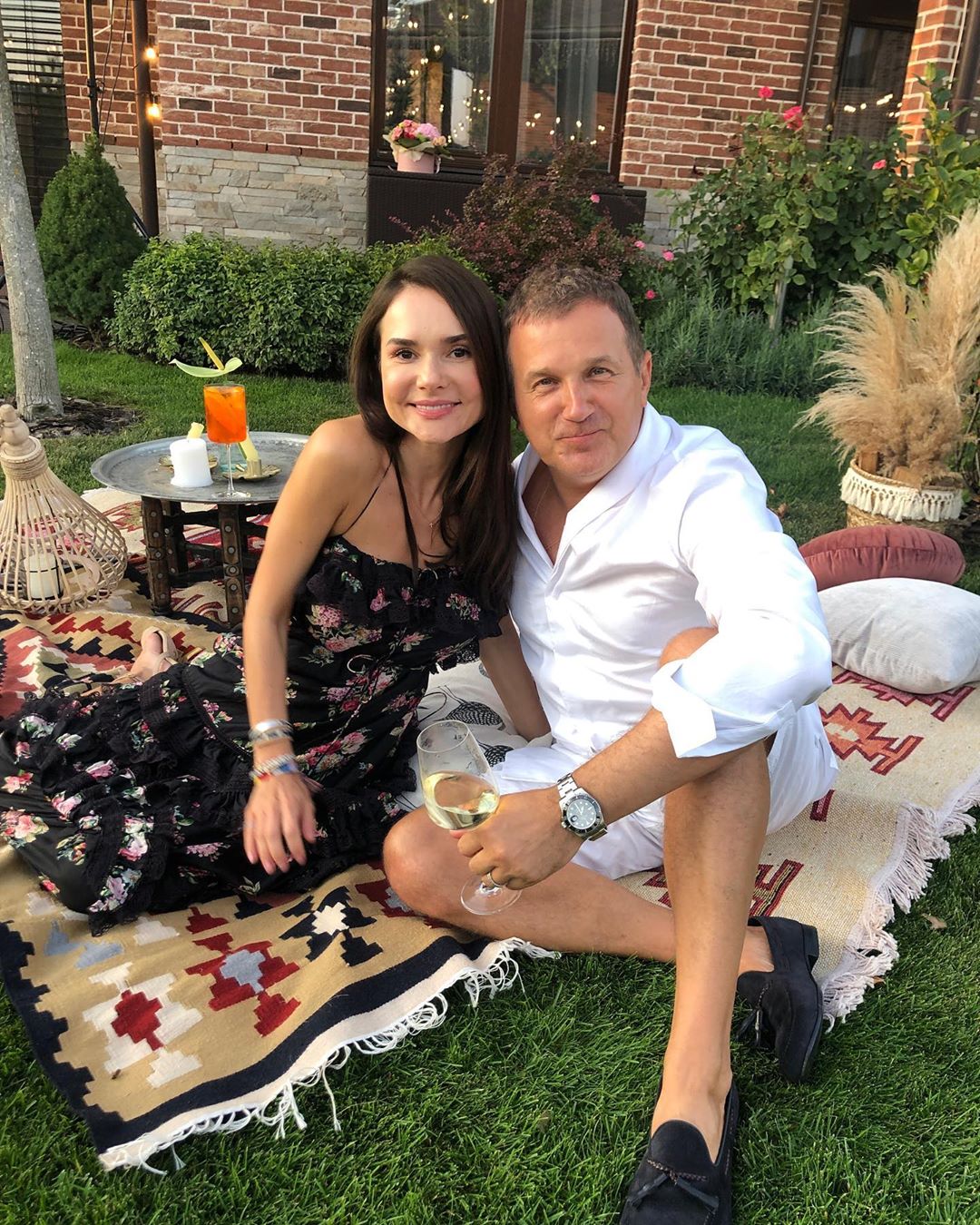 Такие красивые: Катя Осадчая в платье-вышиванке очаровала летними фото с мужем