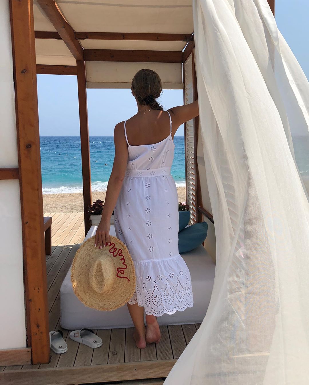 Катя Осадчая в стильном сарафане показала свои турецкие каникулы