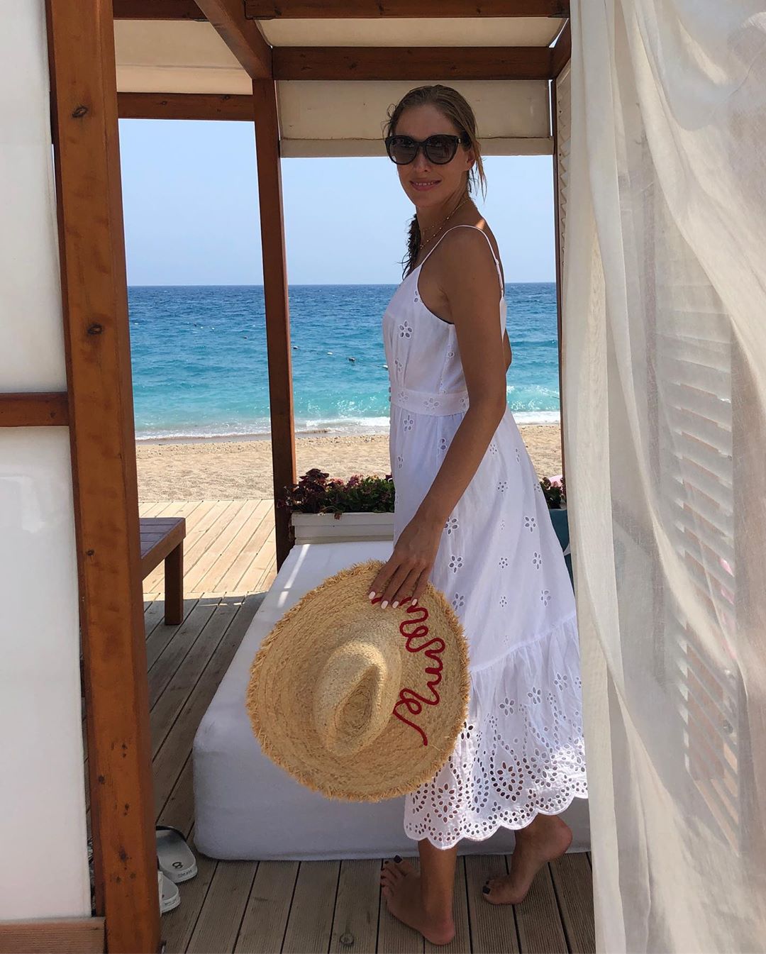 Катя Осадчая в стильном сарафане показала свои турецкие каникулы