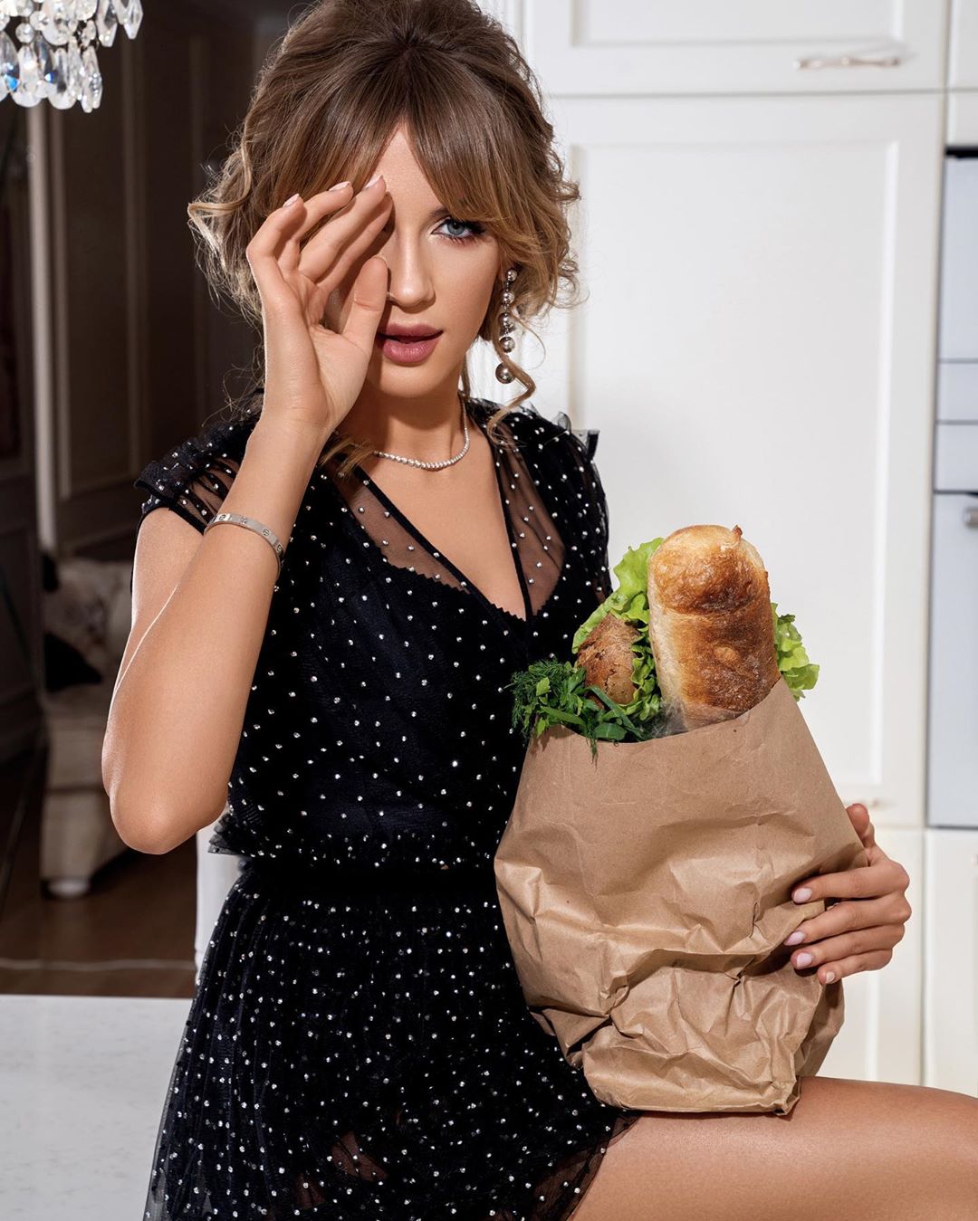 Леся Никитюк примерила стильные образы в яркой фотосессии для глянца