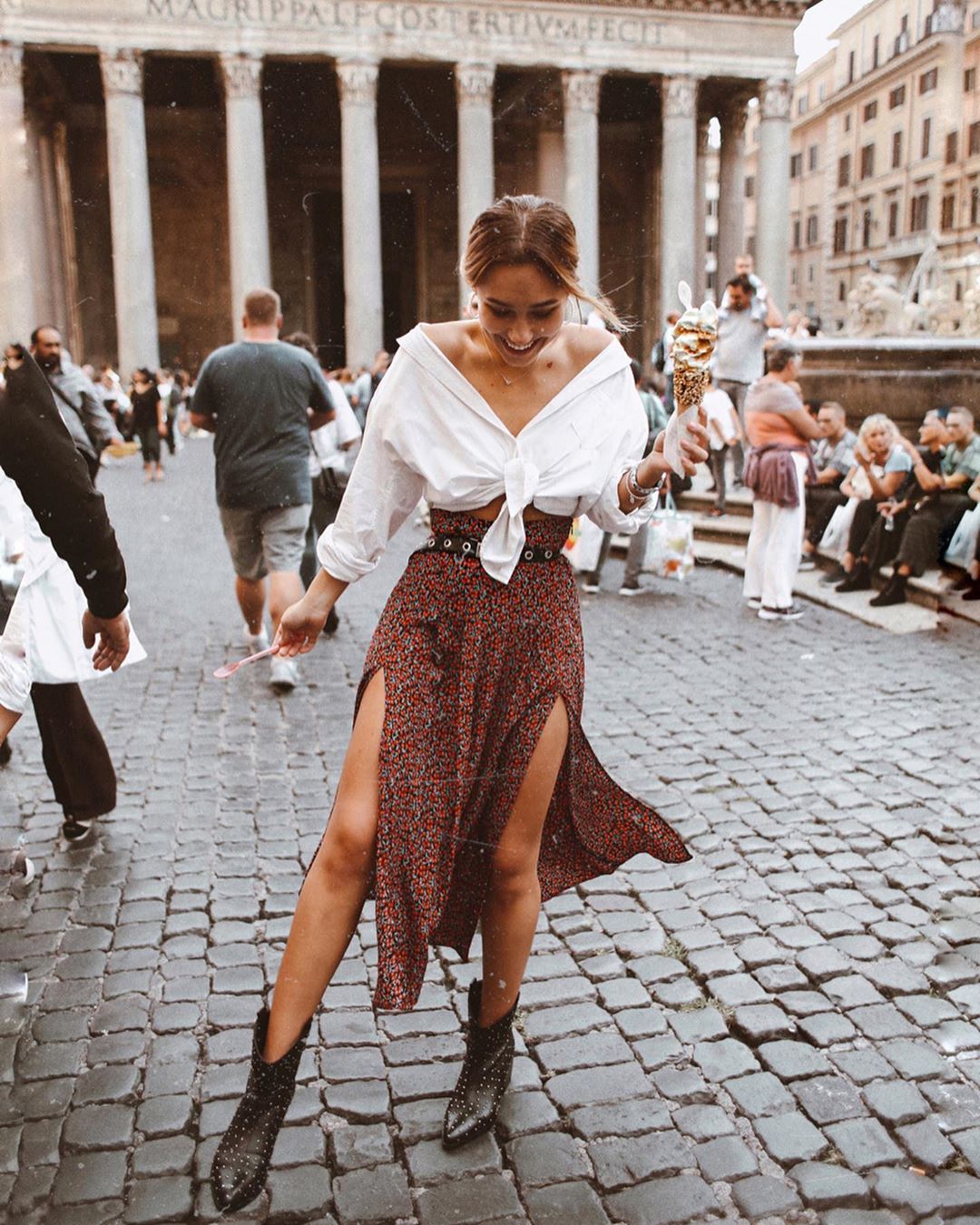 Стильна і красива: переможниця Холостяк 9 розважилася в Римі без коханого