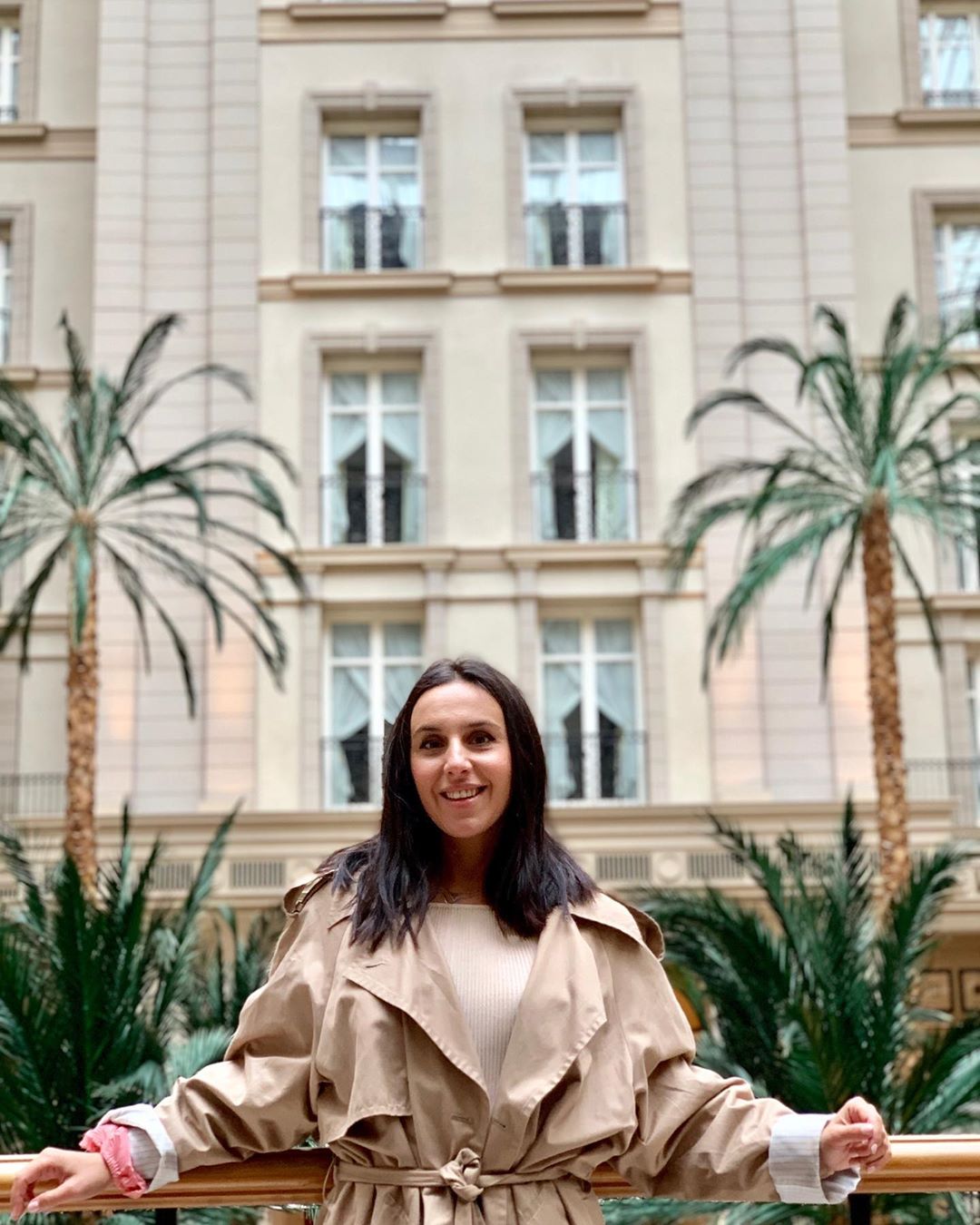 Счастливая Джамала в стильном тренче заинтриговала поездкой в Лондон