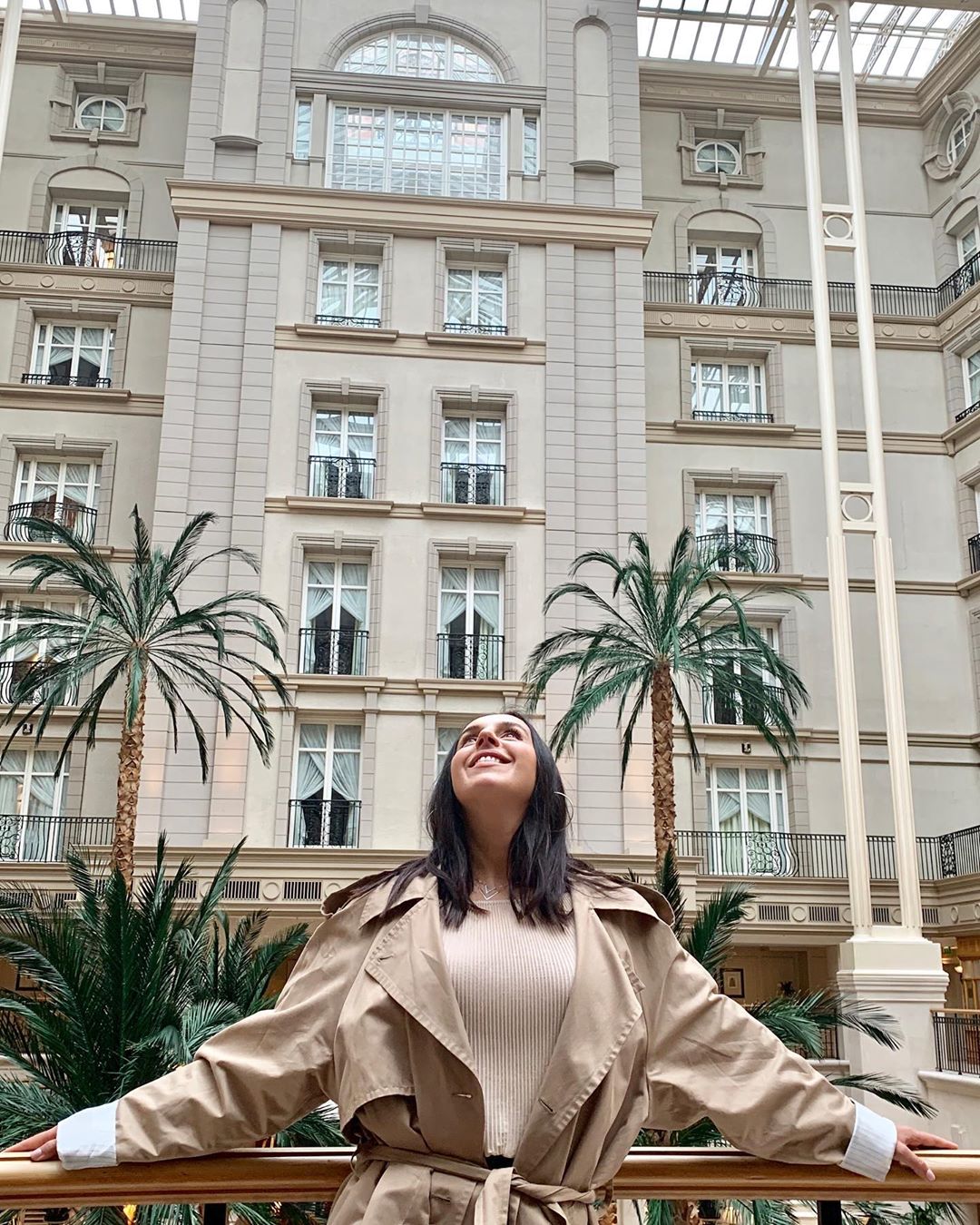 Счастливая Джамала в стильном тренче заинтриговала поездкой в Лондон