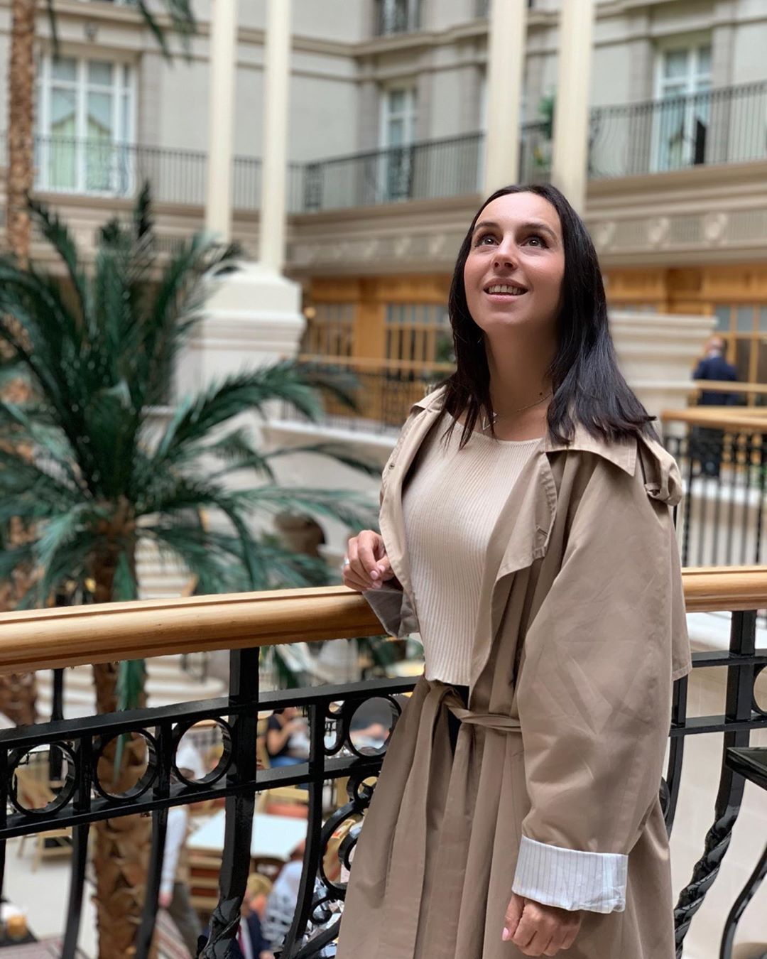 Счастливая Джамала в стильном тренче заинтриговала поездкой в Лондон