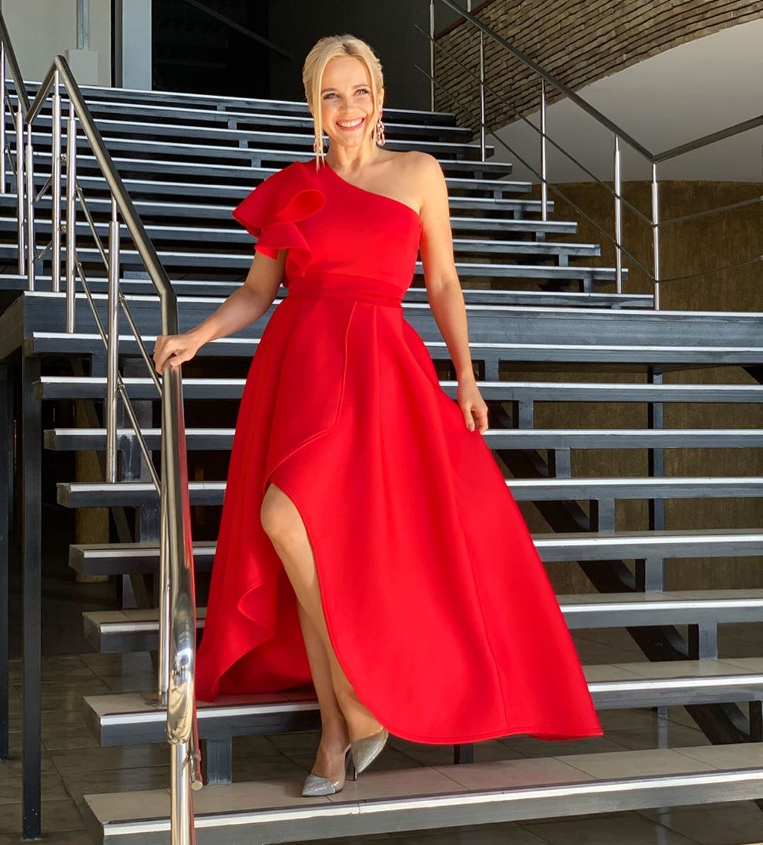 Восхитительная lady in red: Лилия Ребрик покорила роскошным нарядом для новогодней ночи