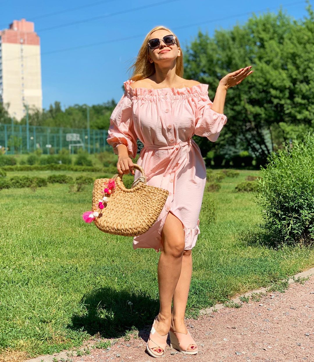 На работу как на отдых: Лилия Ребрик восхитила стильным летним &quot;луком&quot;