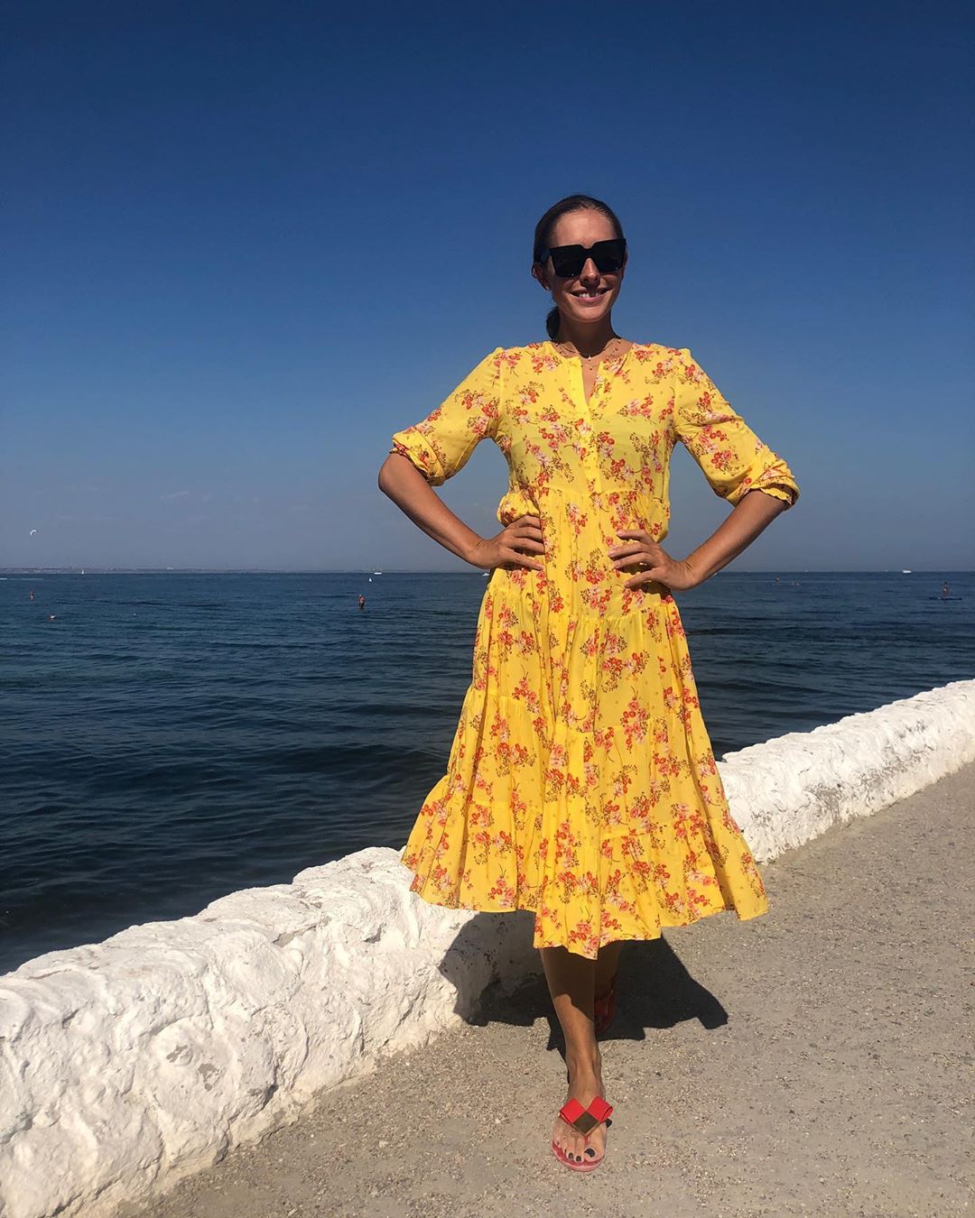 Бархатный сезон: Катя Осадчая в ярком платье прогулялась по Одессе