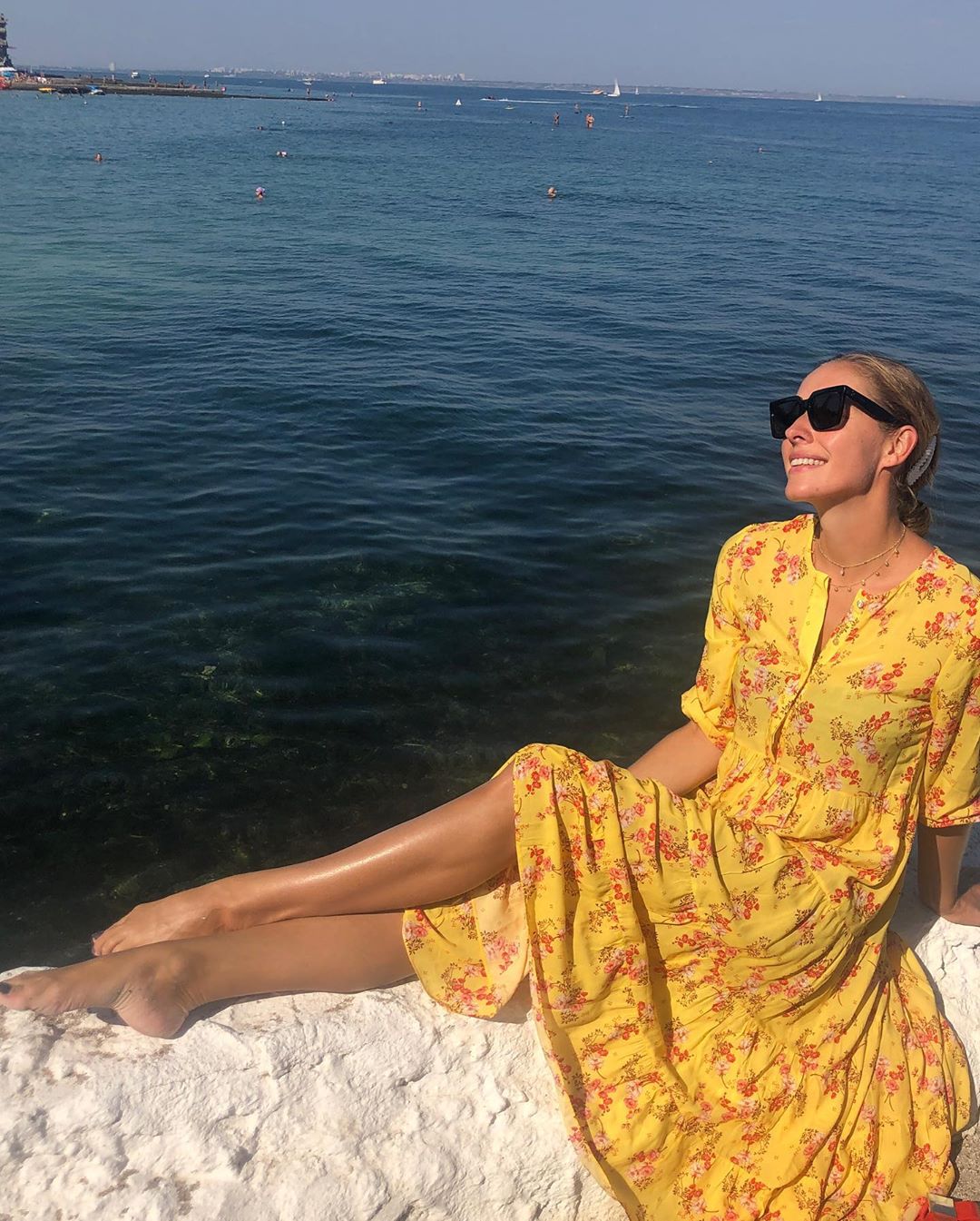 Бархатный сезон: Катя Осадчая в ярком платье прогулялась по Одессе