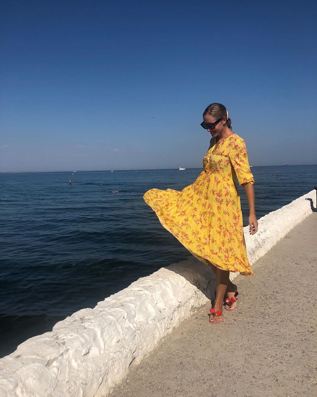 Бархатный сезон: Катя Осадчая в ярком платье прогулялась по Одессе