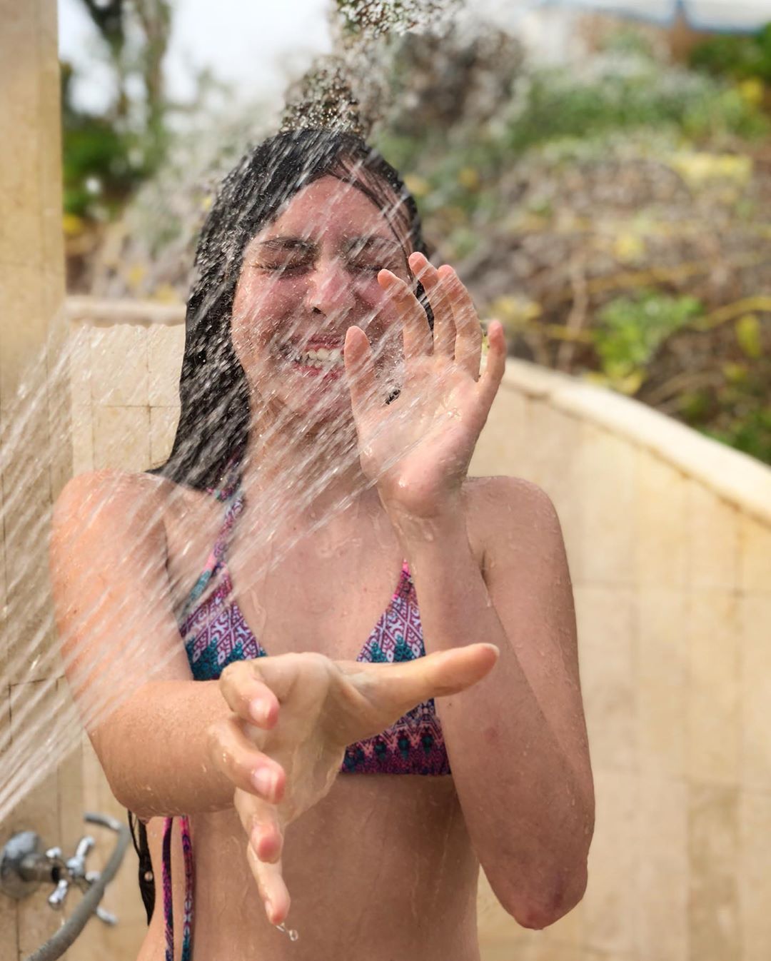 Дочь Оли Поляковой в купальнике позабавила смешными фото в душе