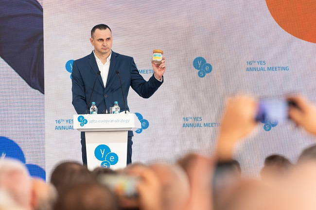 Моя маленькая борьба: Сенцов сделал Зеленскому символический подарок (видео)