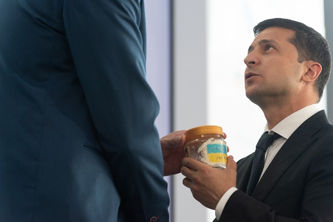 Моя маленькая борьба: Сенцов сделал Зеленскому символический подарок (видео)