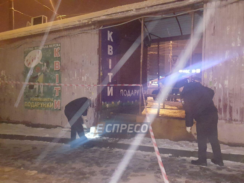 В Киеве на остановке мужчина бросил в полицейских взрывное устройство