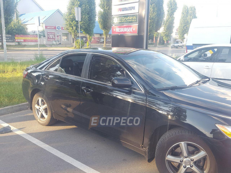 У Києві на Позняках обстріляли автомобіль