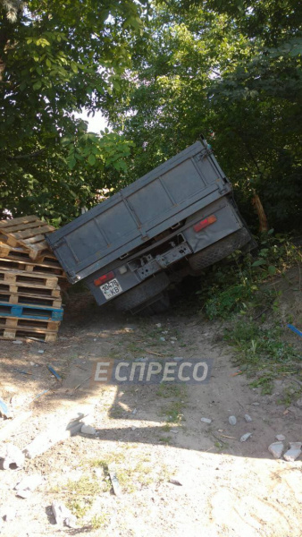 У Києві зіткнулися сім автомобілів, постраждала дитина