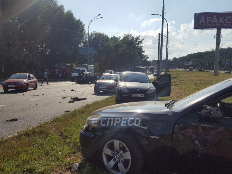 У Києві зіткнулися сім автомобілів, постраждала дитина