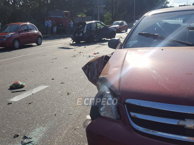 У Києві зіткнулися сім автомобілів, постраждала дитина