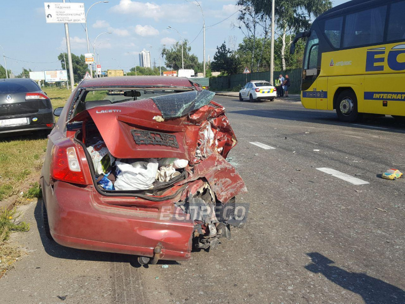 У Києві зіткнулися сім автомобілів, постраждала дитина