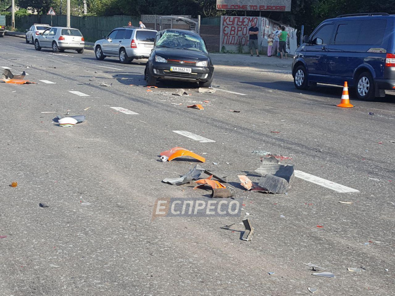 У Києві зіткнулися сім автомобілів, постраждала дитина