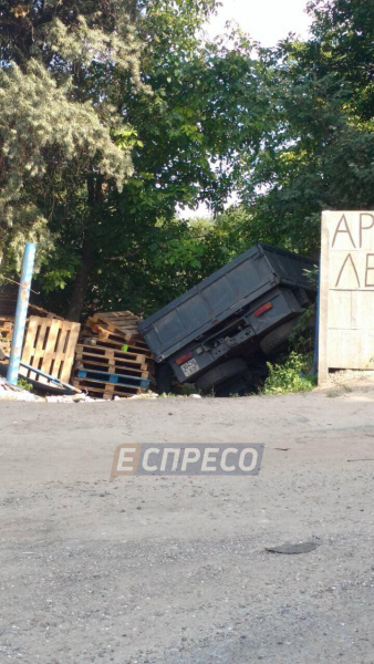 У Києві зіткнулися сім автомобілів, постраждала дитина