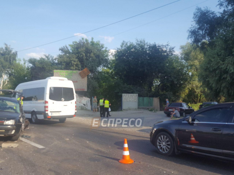 У Києві зіткнулися сім автомобілів, постраждала дитина