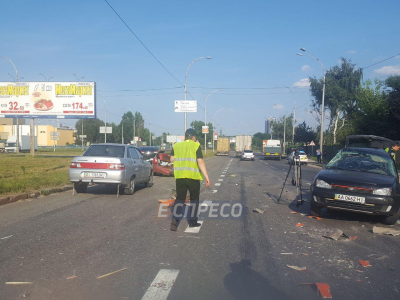 У Києві зіткнулися сім автомобілів, постраждала дитина