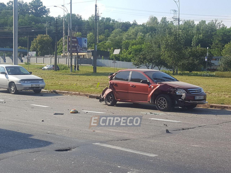 У Києві зіткнулися сім автомобілів, постраждала дитина
