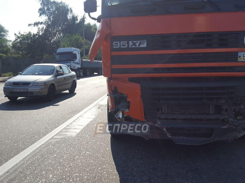 У Києві зіткнулися сім автомобілів, постраждала дитина